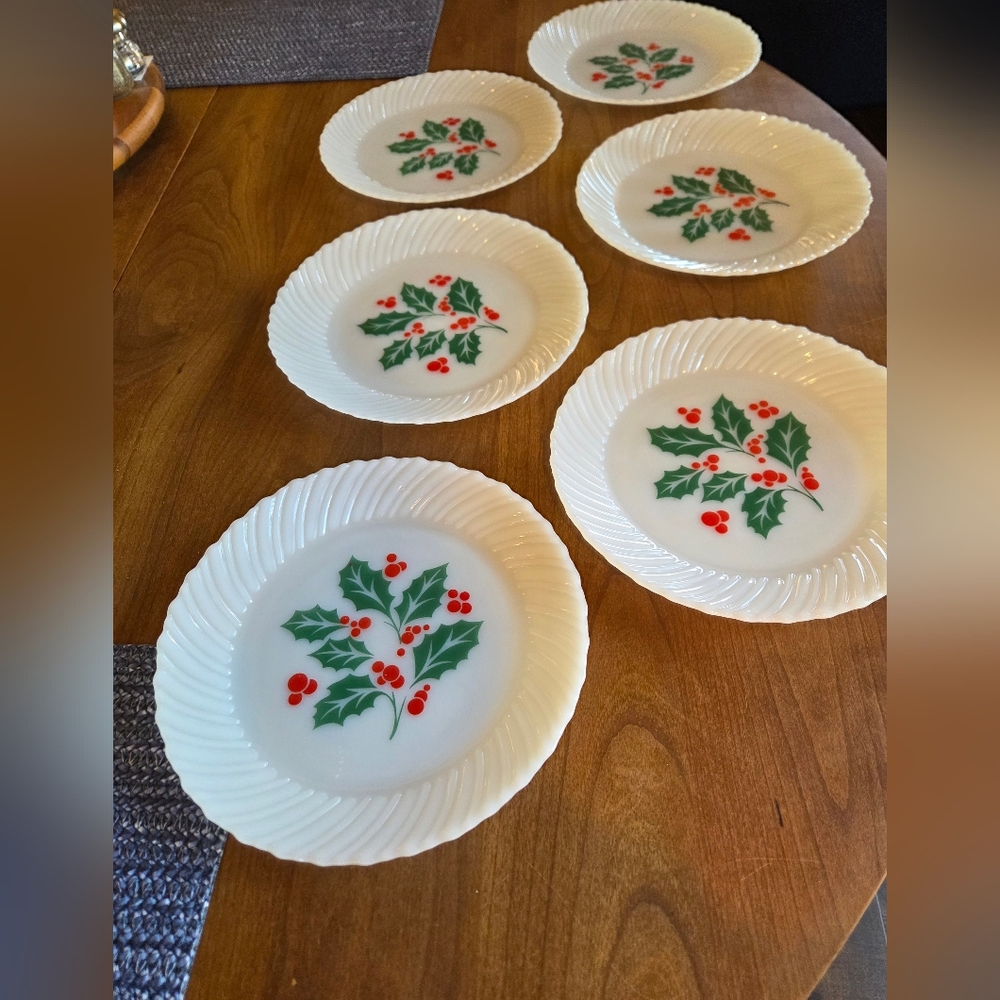 Vintage Termocrisa Milk Glass Christmas Holly & Berry Plates (6) Made In Mexico